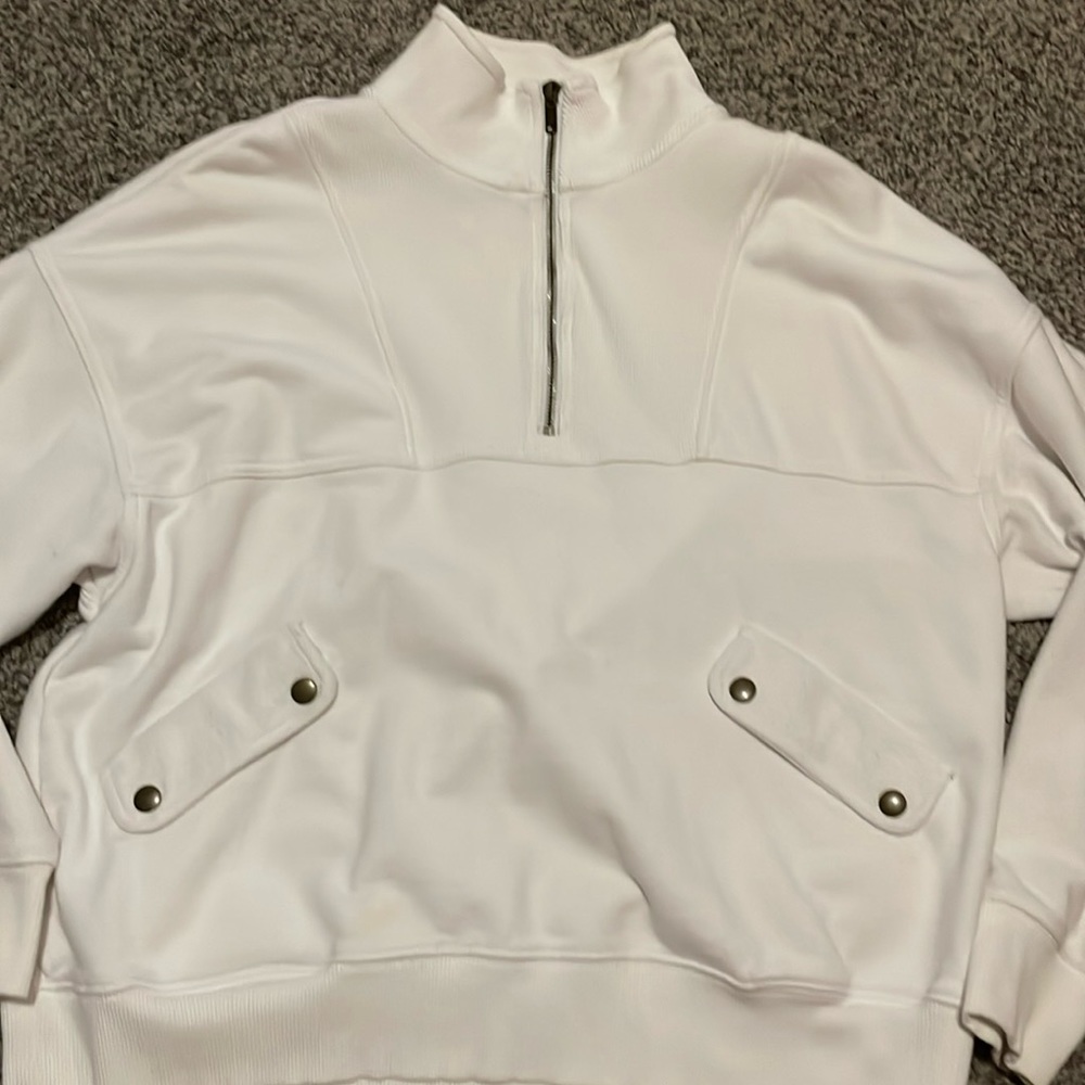 Super cute Arie white pull over!